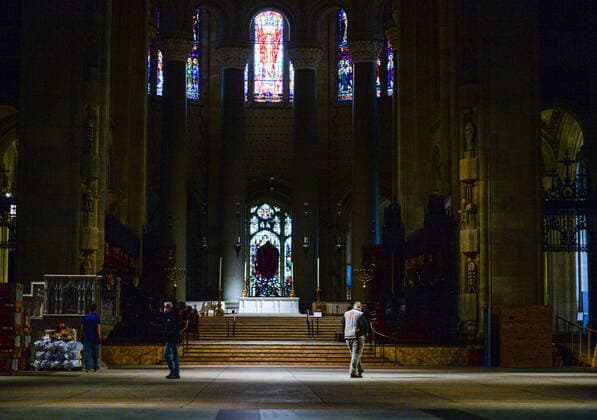 April 7, 2020, New York Manhatan, USA: The Manhattan church, the largest Gothic cathedral in the world, will be able to care for at least 200 patients during the coronavirus outbreak.Volunteers delivered material to build the hospital inside the cathedral. 04 07 20. New YorkManhattan New York Manhatan USA - ZUMAs252 20200407_znp_s252_003 Copyright: xMarcusxSantosx