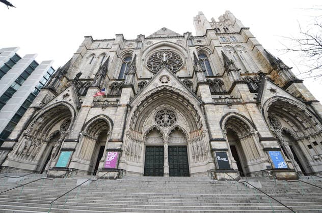 April 7, 2020, New York Manhatan, USA: The Manhattan church, the largest Gothic cathedral in the world, will be able to care for at least 200 patients during the coronavirus outbreak.Volunteers delivered material to build the hospital inside the cathedral. 04 07 20. New YorkManhattan New York Manhatan USA - ZUMAs252 20200407_znp_s252_005 Copyright: xMarcusxSantosx