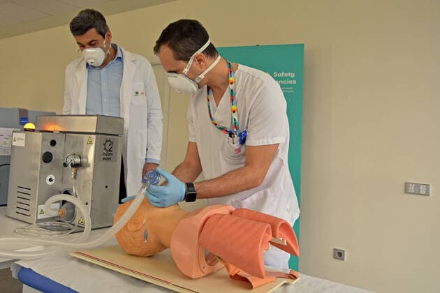April 7, 2020, Martorell, Barcelona, Spain: Medical personnel testing the OxyGEN respirator..Spanish automobile company, SEAT has shifted a team of 150 workers from manufacturing cars to making respirators that help COVID-19 patients, reusing mechanical parts like the windshield wiper motor. The respirator is called OxyGEN. Martorell Spain - ZUMAs197 20200407_zaa_s197_097 Copyright: xRamonxCostax