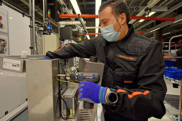 April 7, 2020, Martorell, Barcelona, Spain: A male assembly operator protected with a surgical mask and gloves during the manufacture of OxyGENs..Spanish automobile company, SEAT has shifted a team of 150 workers from manufacturing cars to making respirators that help COVID-19 patients, reusing mechanical parts like the windshield wiper motor. The respirator is called OxyGEN. Martorell Spain - ZUMAs197 20200407_zaa_s197_094 Copyright: xRamonxCostax