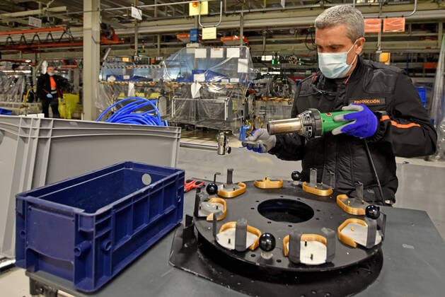 April 7, 2020, Martorell, Barcelona, Spain: A male assembly operator protected with a surgical mask and gloves during the manufacture of OxyGENs..Spanish automobile company, SEAT has shifted a team of 150 workers from manufacturing cars to making respirators that help COVID-19 patients, reusing mechanical parts like the windshield wiper motor. The respirator is called OxyGEN. Martorell Spain - ZUMAs197 20200407_zaa_s197_096 Copyright: xRamonxCostax