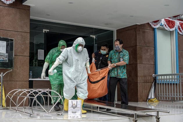 April 7, 2020, Jakarta, Indonesia: (EDITOR S NOTE: Image depicts death) Dead body of a suspected Coronavirus patient seen being evacuated by the health workers with complete protective clothing. Indonesia Health Ministry recorded a total of 2,738 infections, 221 death and 204 recovered since the beginning of the outbreak. Jakarta Indonesia - ZUMAs197 20200407_zaa_s197_099 Copyright: xEdyxSusantox
