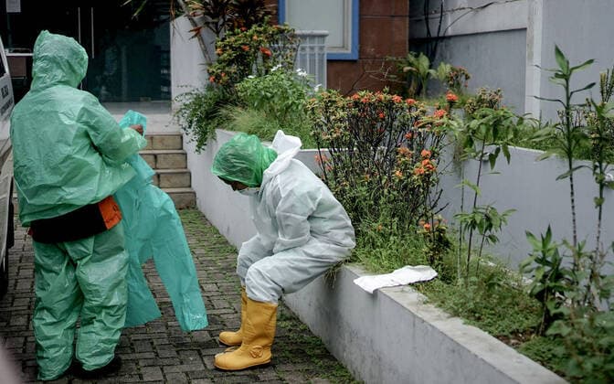April 7, 2020, Jakarta, Indonesia: Health workers seen preparing their protective suit before moving a dead body of a suspected Coronavirus patient. Indonesia Health Ministry recorded a total of 2,738 infections, 221 death and 204 recovered since the beginning of the outbreak. Jakarta Indonesia - ZUMAs197 20200407_zaa_s197_101 Copyright: xEdyxSusantox