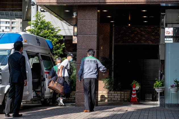 April 7, 2020, Tokyo, Japan: A COVID-19 coronavirus patient leaves the ambulance as he arrives at the Tokyo In Hotel which is currently used to accommodate COVID-19 coronavirus patients with mild symptoms..The Tokyo Inn hotel is being used to accommodate COVID-19 coronavirus patients who has mild symptoms in order to free up hospital beds for those who need intensive care. Tokyo Japan - ZUMAs197 20200407_zaa_s197_110 Copyright: xViolaxKamx