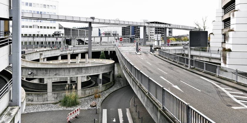 Empty streets at Düsseldorf Airport during the corona crisis