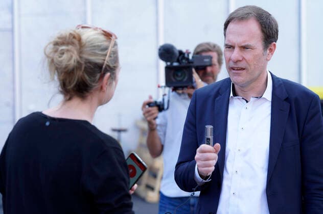 The company Bayer donates disinfectant to the city of Cologne Cologne Kalk City Director Stephan Keller at the handover in the fire station Köln Kalk Cologne, 07 04 2020 Foto:xJ.xKrickx xFuturexImage