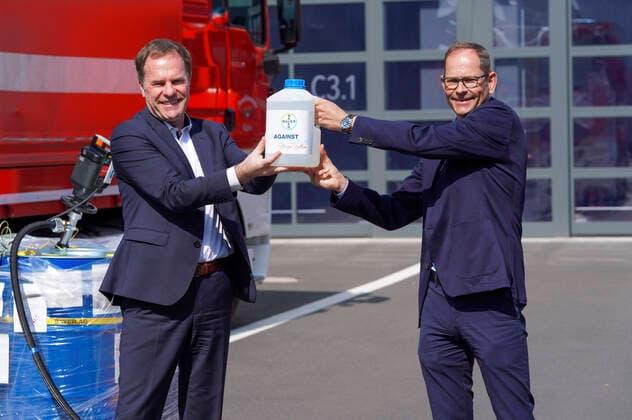 The company Bayer donates disinfectant to the city of Cologne Cologne Kalk City Director Stephan Keller and Wolfram Sirges from Bayer AG at the handover in the fire station Köln Kalk Cologne, 07 04 2020 Foto:xJ.xKrickx xFuturexImage
