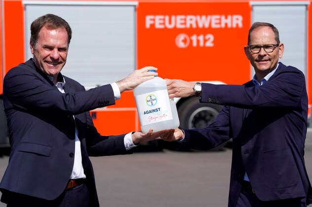 The company Bayer donates disinfectant to the city of Cologne Cologne Kalk City Director Stephan Keller and Wolfram Sirges from Bayer AG at the handover in the fire station Köln Kalk Cologne, 07 04 2020 Foto:xJ.xKrickx xFuturexImage