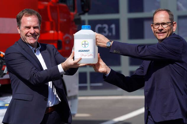 The company Bayer donates disinfectant to the city of Cologne Cologne Kalk City Director Stephan Keller and Wolfram Sirges from Bayer AG at the handover in the fire station Köln Kalk Cologne, 07 04 2020 Foto:xJ.xKrickx xFuturexImage