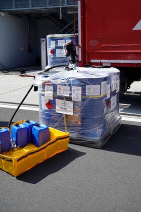 The company Bayer donates disinfectant to the city of Cologne Here at the handover in the fire station Cologne Kalk Cologne, 07 04 2020 Foto:xJ.xKrickx xFuturexImage
