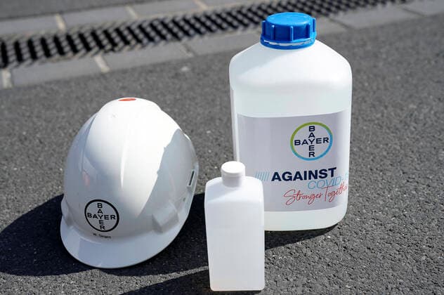 The company Bayer donates disinfectant to the city of Cologne Here at the handover in the fire station Cologne Kalk Cologne, 07 04 2020 Foto:xJ.xKrickx xFuturexImage