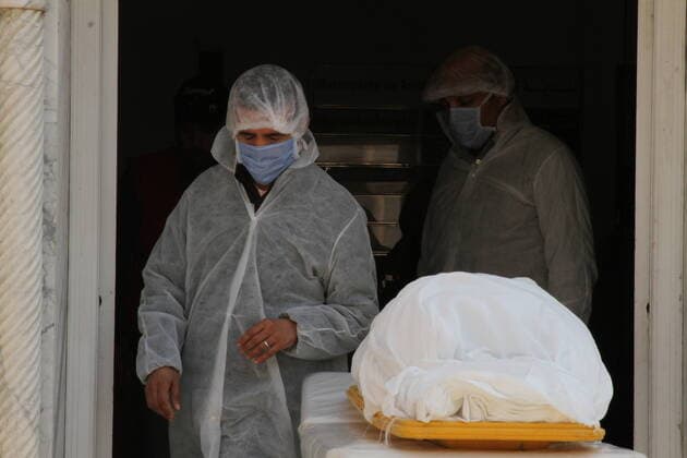 Coronavirus in Tunesien, Pflegekräfte üben den Ernstfall in Tunis La municipalite de tunis propose une operation blanc de l enterrement des deces de corona a tunis Mise en terre NEWS : Crise sanitaire mondiale et la pandemie du Coronavirus Covid19 en tunisie - Tunis - 07 04 2020 WassimJdidi Panoramic 
