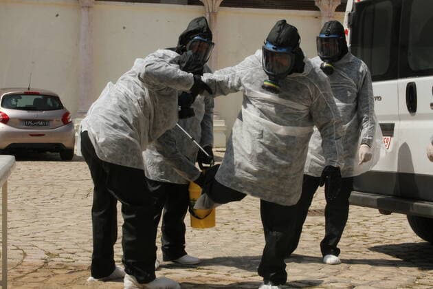 Coronavirus in Tunesien, Pflegekräfte üben den Ernstfall in Tunis La municipalite de tunis propose une operation blanc de l enterrement des deces de corona a tunis Mise en terre NEWS : Crise sanitaire mondiale et la pandemie du Coronavirus Covid19 en tunisie - Tunis - 07 04 2020 WassimJdidi Panoramic 