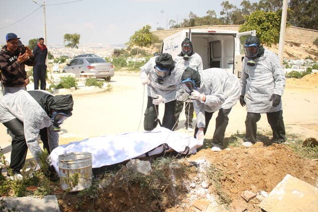 Coronavirus in Tunesien, Pflegekräfte üben den Ernstfall in Tunis La municipalite de tunis propose une operation blanc de l enterrement des deces de corona a tunis Mise en terre NEWS : Crise sanitaire mondiale et la pandemie du Coronavirus Covid19 en tunisie - Tunis - 07 04 2020 WassimJdidi Panoramic 