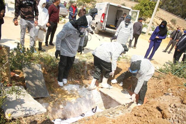 Coronavirus in Tunesien, Pflegekräfte üben den Ernstfall in Tunis La municipalite de tunis propose une operation blanc de l enterrement des deces de corona a tunis Mise en terre NEWS : Crise sanitaire mondiale et la pandemie du Coronavirus Covid19 en tunisie - Tunis - 07 04 2020 WassimJdidi Panoramic 