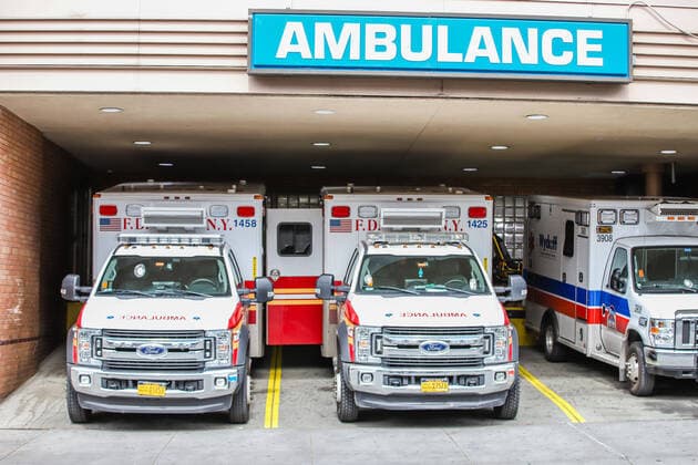 April 7, 2020, New York, NEW YORK, EUA: Movement of patients and healthcare professionals in front of Wyckoff Medical Center Hospital in Brooklyn, New York during the Coronavirus COVID-19 pandemic in the United States. New York EUA - ZUMAc233 47122351st Copyright: xVanessaxCarvalhox