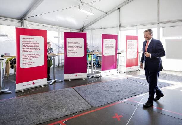 2020-04-07 09:57:08 Dutch King Willem-Alexander arrives at the triage tent at the Jeroen Bosch hospital in Den Bosch, The Netherlands, 07 April 2020. The king is informed about the treatment of regular patients and how the hospital deals with the coronavirus. ANP POOL ROBIN VAN LONKHUIJSEN  Copyright: xANPxRobinxvanxLonkhuijsenx x409348705x