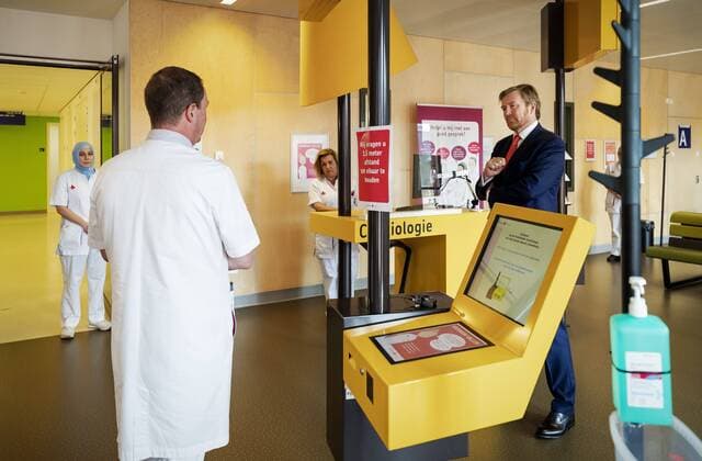 2020-04-07 11:28:03 Dutch King Willem-Alexander in conversation with doctors and employees of the Jeroen Bosch hospitalin Den Bosch, The Netherlands, 07 April 2020. The king is informed about the treatment of regular patients and how the hospital deals with the coronavirus. ANP POOL ROBIN VAN LONKHUIJSEN  Copyright: xANPxRobinxvanxLonkhuijsenx x409348728x