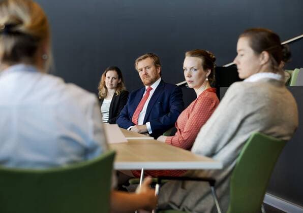 2020-04-07 11:51:54 Dutch King Willem-Alexander in conversation with doctors and employees of the Jeroen Bosch hospitalin Den Bosch, The Netherlands, 07 April 2020. The king is informed about the treatment of regular patients and how the hospital deals with the coronavirus. ANP POOL ROBIN VAN LONKHUIJSEN  Copyright: xANPxRobinxvanxLonkhuijsenx x409348755x