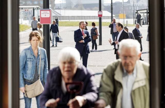2020-04-07 10:57:21 DEN BOSCH - Koning Willem-Alexander arriveert bij het Jeroen Bosch ziekenhuis. De koning laat zich informeren over de behandeling van reguliere patienten en hoe het ziekenhuis omgaat met het coronavirus. ANP POOL ROYAL IMAGES ROBIN VAN LONKHUIJSEN  Copyright: xANPxRobinxvanxLonkhuijsenx x409348762x