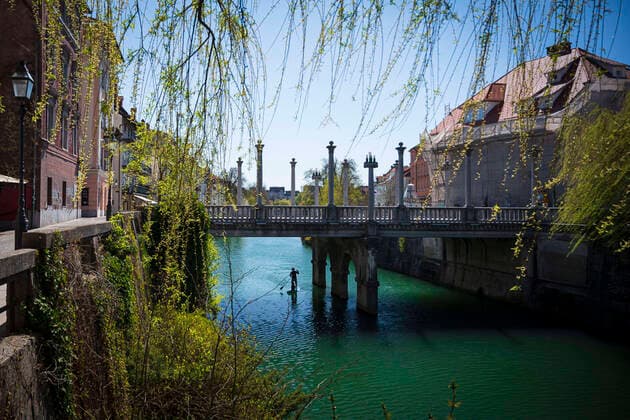 April 7, 2020, Ljubljana, Slovenia: A stand up paddler is seen under the Cobblers™ Bridge in city centre of Ljubljana..Slovenia entered into 4th week of quarantine amidst the coronavirus outbreak..Slovenia Health Ministry recorded a total of 1,059 infections, 36 death and 102 recovered since the beginning of the Coronavirus (Covid-19) outbreak. Ljubljana Slovenia - ZUMAs197 20200407_zaa_s197_120 Copyright: xJurexMakovecx