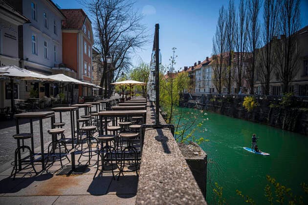 April 7, 2020, Ljubljana, Slovenia: A stand up paddler is seen on Ljubljanica river, next to the Cankarjevo nabrezje in city centre of Ljubljana..Slovenia entered into 4th week of quarantine amidst the coronavirus outbreak..Slovenia Health Ministry recorded a total of 1,059 infections, 36 death and 102 recovered since the beginning of the Coronavirus (Covid-19) outbreak. Ljubljana Slovenia - ZUMAs197 20200407_zaa_s197_125 Copyright: xJurexMakovecx