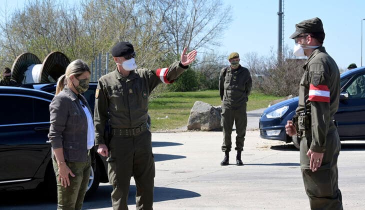 Nikolsdorf 07 04 2020, Nikolsdorf, AUT, Coronavirus crisis, border to Hungary, Minister of Defence Tanner visits soldiers inside the Austrian Armed Forces during the security police assistance deployment at the Hungarian border Nikolsdorf, Austria on 2020 04 07  EP_Pool