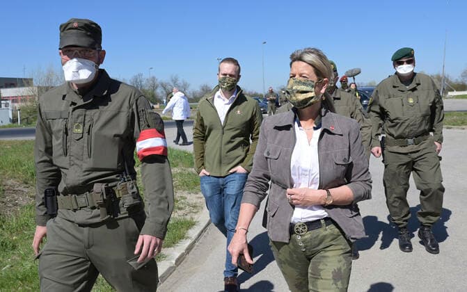 Nikolsdorf 07 04 2020, Nikolsdorf, AUT, Coronavirus crisis, border to Hungary, Minister of Defence Tanner visits soldiers inside the Austrian Armed Forces during the security police assistance deployment at the Hungarian border Nikolsdorf, Austria on 2020 04 07  EP_Pool