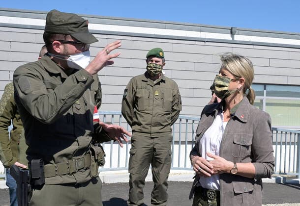 Nikolsdorf 07 04 2020, Nikolsdorf, AUT, Coronavirus crisis, border to Hungary, Minister of Defence Tanner visits soldiers inside the Austrian Armed Forces during the security police assistance deployment at the Hungarian border Nikolsdorf, Austria on 2020 04 07  EP_Pool