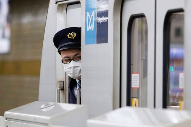 News Bilder des Tages April 7, 2020, Tokyo, Japan: A member of staff of Tokyo Metro is seen wearing a face mask to protect himself from the new coronavirus outbreak in Tokyo. Japanese Prime Minister Shinzo Abe declared a state of emergency for Tokyo and six other prefectures (Kanagawa, Saitama, Chiba, Osaka, Hyogo and Fukuoka) responding to the coronavirus pandemic. Tokyo Japan - ZUMAm191 20200407_zap_m191_010 Copyright: xRodrigoxReyesxMarinx