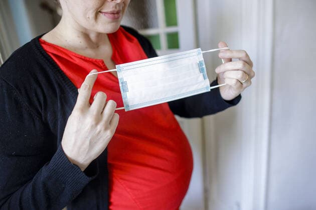 Symbolic image on the subject of prevention A pregnant woman holding a mouthguard in her hands Berlin, 05 04 2020 Many people are currently fitting themselves with a mouthguard to prevent transmission of the corona virus, COVID 19, SARS CoV 2 Whether this is sensible is currently not proven Berlin Germany Copyright: xThomasxTrutschel photothekx