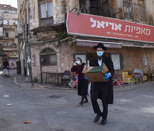 News Bilder des Tages Ultra-Orthodox Jews wear masks and gloves, as protection from the coronavirus, while shopping for the Jewish holiday Passover, on Tuesday, March 7, in Mea Shearim, Jerusalem. Israeli Prime Minister Benjamin announced severe travel restrictions and a curfew for the Passover holiday, as an effort to halt the spread of the coronavirus.  JER2020040720 DEBBIExHILL