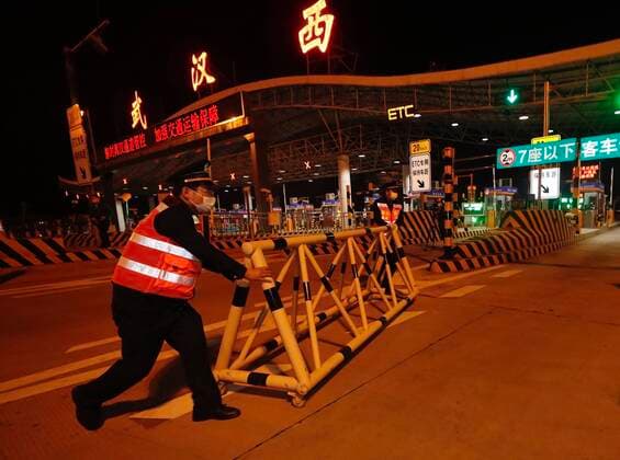 (200408) -- WUHAN, April 8, 2020 -- A staff member removes barricade near an expressway toll station in western Wuhan, central China s Hubei Province, April 8, 2020. Wuhan, the megacity in central China, started lifting outbound travel restrictions from Wednesday after almost 11 weeks of lockdown to stem the spread of COVID-19. ) CHINA-HUBEI-WUHAN-OUTBOUND TRAVEL RESTRICTIONS-LIFT (CN) ShenxBohan 