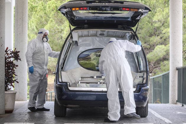 April 7, 2020: 7 April 2020 (Malaga) The workers of the cemetery of Malaga act with the security measures that the Spanish government has decreed in occasion of the crisis of the coronavirus . The compulsory use of mask, gloves, safety distance and maximum of 3 family members per burial. - ZUMAc161 20200407_zap_c161_001 Copyright: xLorenzoxCarnerox