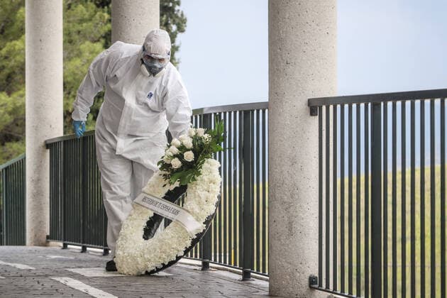 April 7, 2020: 7 April 2020 (Malaga) The workers of the cemetery of Malaga act with the security measures that the Spanish government has decreed in occasion of the crisis of the coronavirus . The compulsory use of mask, gloves, safety distance and maximum of 3 family members per burial. - ZUMAc161 20200407_zap_c161_003 Copyright: xLorenzoxCarnerox