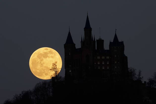 Bilder des Jahres 2020, News 04 April News Themen der Woche KW15 News Bilder des Tages DEU; Deutschland, Bisingen, 07.04.2020 - Himmelsphänomen vor Burg Hohenzollern: Supermond erleuchtet den Nachthimmel so nah an der Erde wie selten. *** DEU Germany, Bisingen, 07 04 2020 Sky phenomenon in front of Hohenzollern Castle Supermond illuminates the night sky as close to the earth as rarely seen