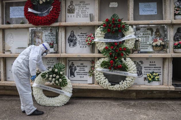 News Bilder des Tages April 7, 2020: 7 April 2020 (Malaga) The workers of the cemetery of Malaga act with the security measures that the Spanish government has decreed in occasion of the crisis of the coronavirus . The compulsory use of mask, gloves, safety distance and maximum of 3 family members per burial. - ZUMAc161 20200407_zap_c161_017 Copyright: xLorenzoxCarnerox