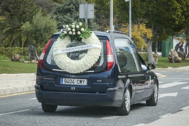 April 7, 2020: 7 April 2020 (Malaga) The workers of the cemetery of Malaga act with the security measures that the Spanish government has decreed in occasion of the crisis of the coronavirus . The compulsory use of mask, gloves, safety distance and maximum of 3 family members per burial. - ZUMAc161 20200407_zap_c161_018 Copyright: xLorenzoxCarnerox