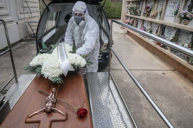 April 7, 2020: 7 April 2020 (Malaga) The workers of the cemetery of Malaga act with the security measures that the Spanish government has decreed in occasion of the crisis of the coronavirus . The compulsory use of mask, gloves, safety distance and maximum of 3 family members per burial. - ZUMAc161 20200407_zap_c161_019 Copyright: xLorenzoxCarnerox