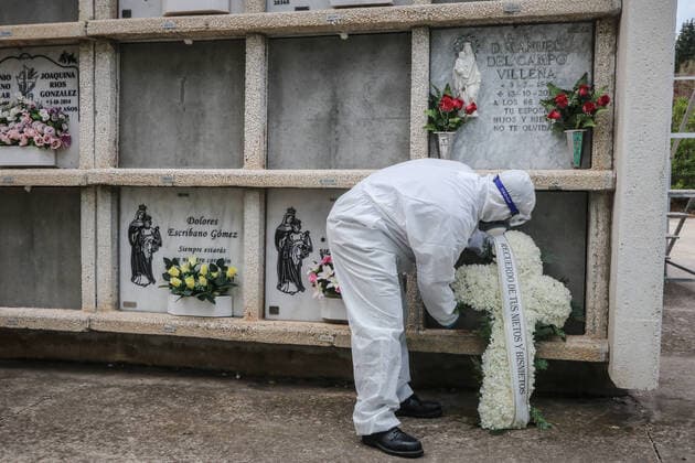 April 7, 2020: 7 April 2020 (Malaga) The workers of the cemetery of Malaga act with the security measures that the Spanish government has decreed in occasion of the crisis of the coronavirus . The compulsory use of mask, gloves, safety distance and maximum of 3 family members per burial. - ZUMAc161 20200407_zap_c161_026 Copyright: xLorenzoxCarnerox