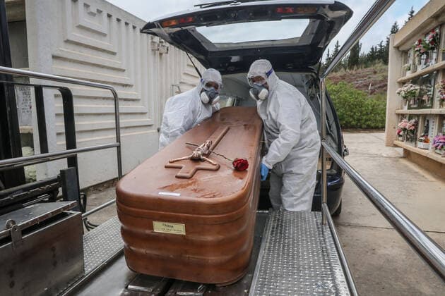 April 7, 2020: 7 April 2020 (Malaga) The workers of the cemetery of Malaga act with the security measures that the Spanish government has decreed in occasion of the crisis of the coronavirus . The compulsory use of mask, gloves, safety distance and maximum of 3 family members per burial. - ZUMAc161 20200407_zap_c161_030 Copyright: xLorenzoxCarnerox