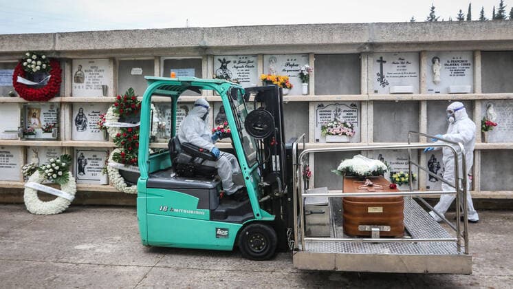 April 7, 2020: 7 April 2020 (Malaga) The workers of the cemetery of Malaga act with the security measures that the Spanish government has decreed in occasion of the crisis of the coronavirus . The compulsory use of mask, gloves, safety distance and maximum of 3 family members per burial. - ZUMAc161 20200407_zap_c161_037 Copyright: xLorenzoxCarnerox