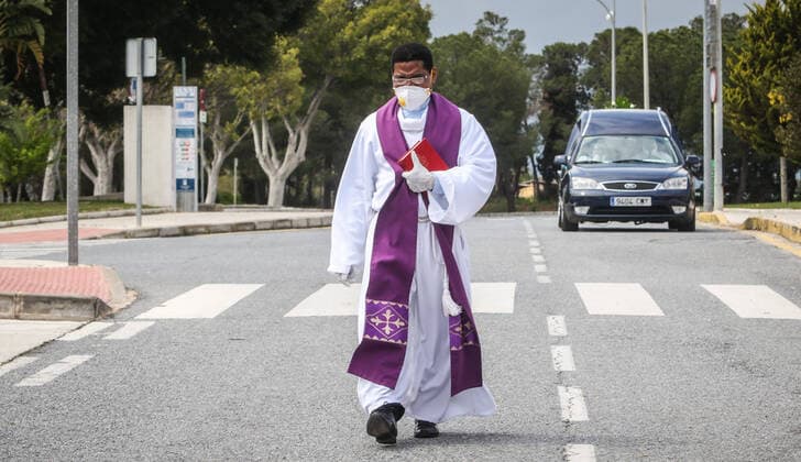April 7, 2020: 7 April 2020 (Malaga) The workers of the cemetery of Malaga act with the security measures that the Spanish government has decreed in occasion of the crisis of the coronavirus . The compulsory use of mask, gloves, safety distance and maximum of 3 family members per burial. - ZUMAc161 20200407_zap_c161_038 Copyright: xLorenzoxCarnerox