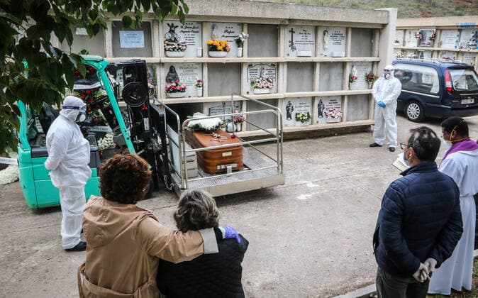 April 7, 2020: 7 April 2020 (Malaga) The workers of the cemetery of Malaga act with the security measures that the Spanish government has decreed in occasion of the crisis of the coronavirus . The compulsory use of mask, gloves, safety distance and maximum of 3 family members per burial. - ZUMAc161 20200407_zap_c161_040 Copyright: xLorenzoxCarnerox