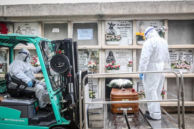 April 7, 2020: 7 April 2020 (Malaga) The workers of the cemetery of Malaga act with the security measures that the Spanish government has decreed in occasion of the crisis of the coronavirus . The compulsory use of mask, gloves, safety distance and maximum of 3 family members per burial. - ZUMAc161 20200407_zap_c161_048 Copyright: xLorenzoxCarnerox