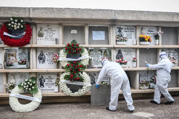 April 7, 2020: 7 April 2020 (Malaga) The workers of the cemetery of Malaga act with the security measures that the Spanish government has decreed in occasion of the crisis of the coronavirus . The compulsory use of mask, gloves, safety distance and maximum of 3 family members per burial. - ZUMAc161 20200407_zap_c161_049 Copyright: xLorenzoxCarnerox