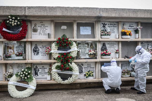April 7, 2020: 7 April 2020 (Malaga) The workers of the cemetery of Malaga act with the security measures that the Spanish government has decreed in occasion of the crisis of the coronavirus . The compulsory use of mask, gloves, safety distance and maximum of 3 family members per burial. - ZUMAc161 20200407_zap_c161_052 Copyright: xLorenzoxCarnerox
