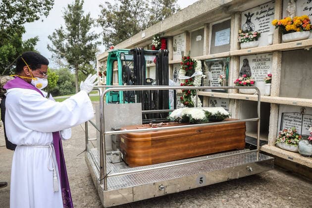 April 7, 2020: 7 April 2020 (Malaga) The workers of the cemetery of Malaga act with the security measures that the Spanish government has decreed in occasion of the crisis of the coronavirus . The compulsory use of mask, gloves, safety distance and maximum of 3 family members per burial. - ZUMAc161 20200407_zap_c161_053 Copyright: xLorenzoxCarnerox