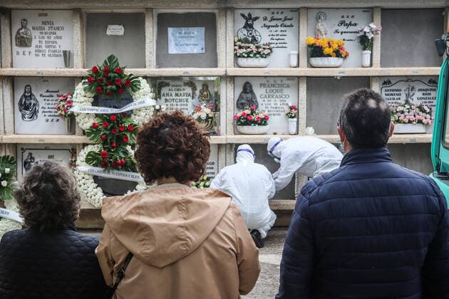 April 7, 2020: 7 April 2020 (Malaga) The workers of the cemetery of Malaga act with the security measures that the Spanish government has decreed in occasion of the crisis of the coronavirus . The compulsory use of mask, gloves, safety distance and maximum of 3 family members per burial. - ZUMAc161 20200407_zap_c161_058 Copyright: xLorenzoxCarnerox
