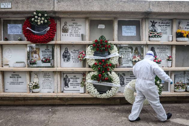 April 7, 2020: 7 April 2020 (Malaga) The workers of the cemetery of Malaga act with the security measures that the Spanish government has decreed in occasion of the crisis of the coronavirus . The compulsory use of mask, gloves, safety distance and maximum of 3 family members per burial. - ZUMAc161 20200407_zap_c161_060 Copyright: xLorenzoxCarnerox